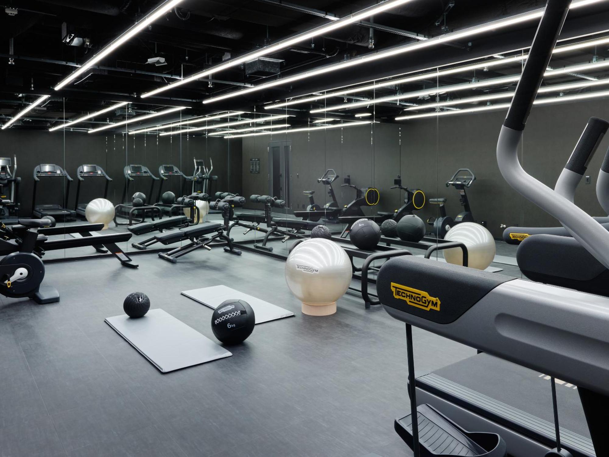 Mitsui Garden Hotel Roppongi Tokyo Premier Exteriör bild The gym at The Standard East Village