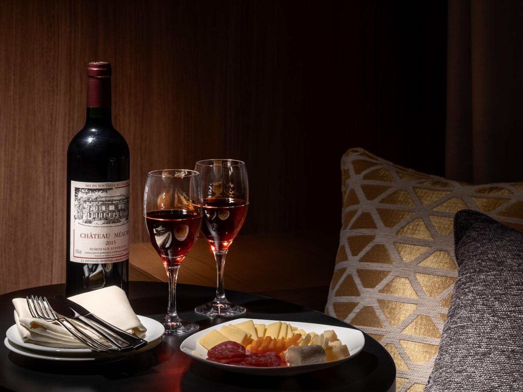 Mitsui Garden Hotel Roppongi Tokyo Premier Exteriör bild A bottle of Château Margaux 1994