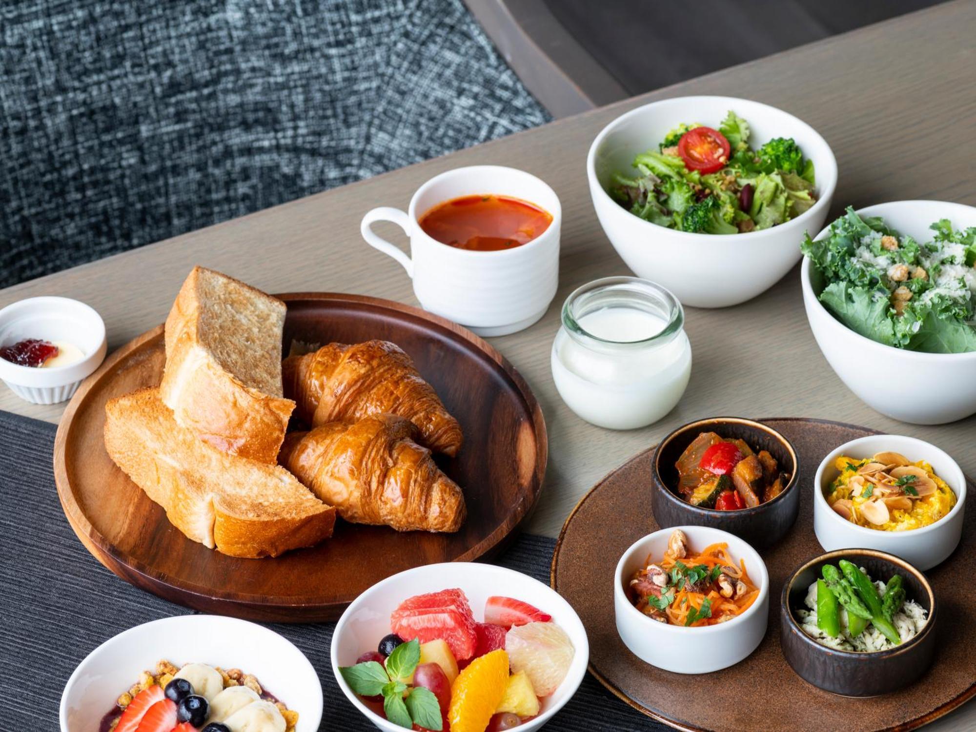 Mitsui Garden Hotel Roppongi Tokyo Premier Exteriör bild A selection of breakfast items